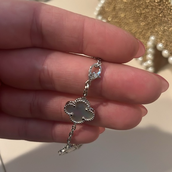 Fashion Clover Bracelet - Picture 2 of 3